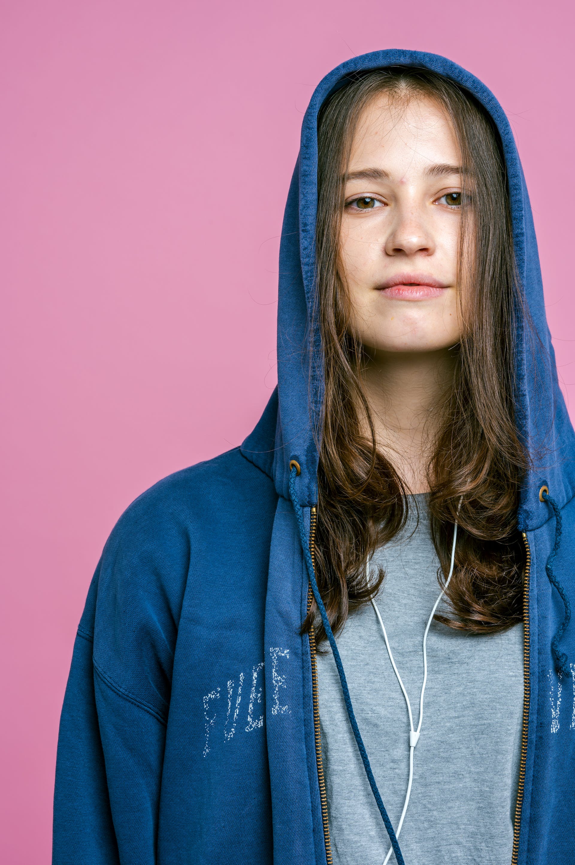 Young woman in an oversized hoodie | Source: Pexels