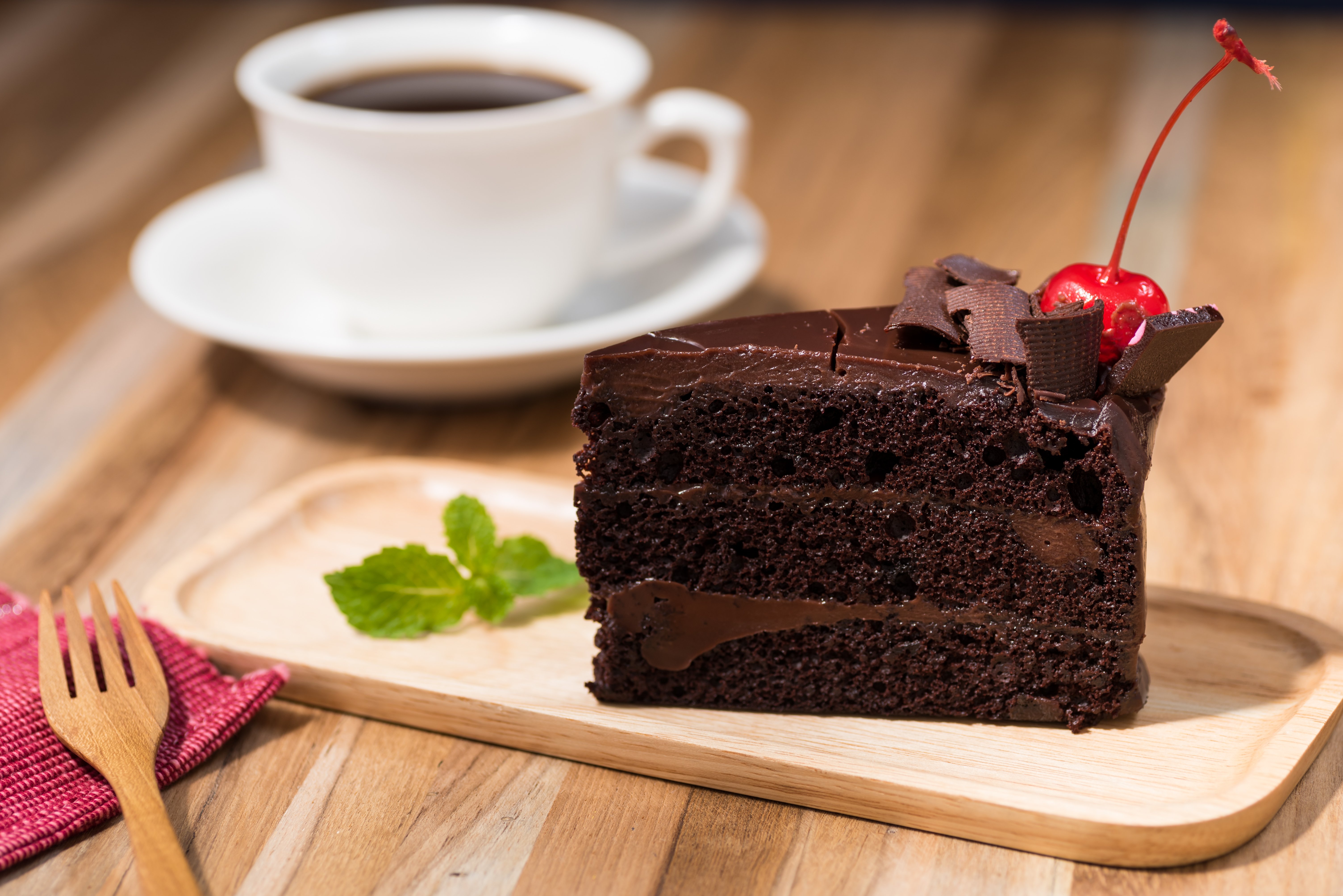 Rebanada de pastel y taza de café. | Foto: Shutterstock