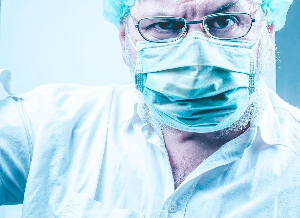 Médico con tapabocas mirando a la cámara. | Foto: Pixabay
