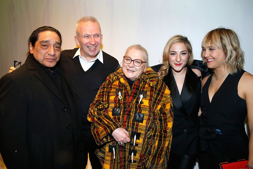 Jean-Paul Gaultier, Berengere Krief, Josiane Balasko, son mari George Aguilar et sa fille Marilou Berry assister au défilé Jean Paul Gaultier Haute Couture Printemps Été 2017 dans le cadre de la mode parisienne Semaine du 25 janvier 2017 à Paris, France. | Photo : Getty Images. Jean-Paul Gaultier, Berengere Krief, Josiane Balasko, son mari George Aguilar et sa fille Marilou Berry assister au défilé Jean Paul Gaultier Haute Couture Printemps Été 2017 dans le cadre de la mode parisienne Semaine du 25 janvier 2017 à Paris, France. | Photo : Getty Images.