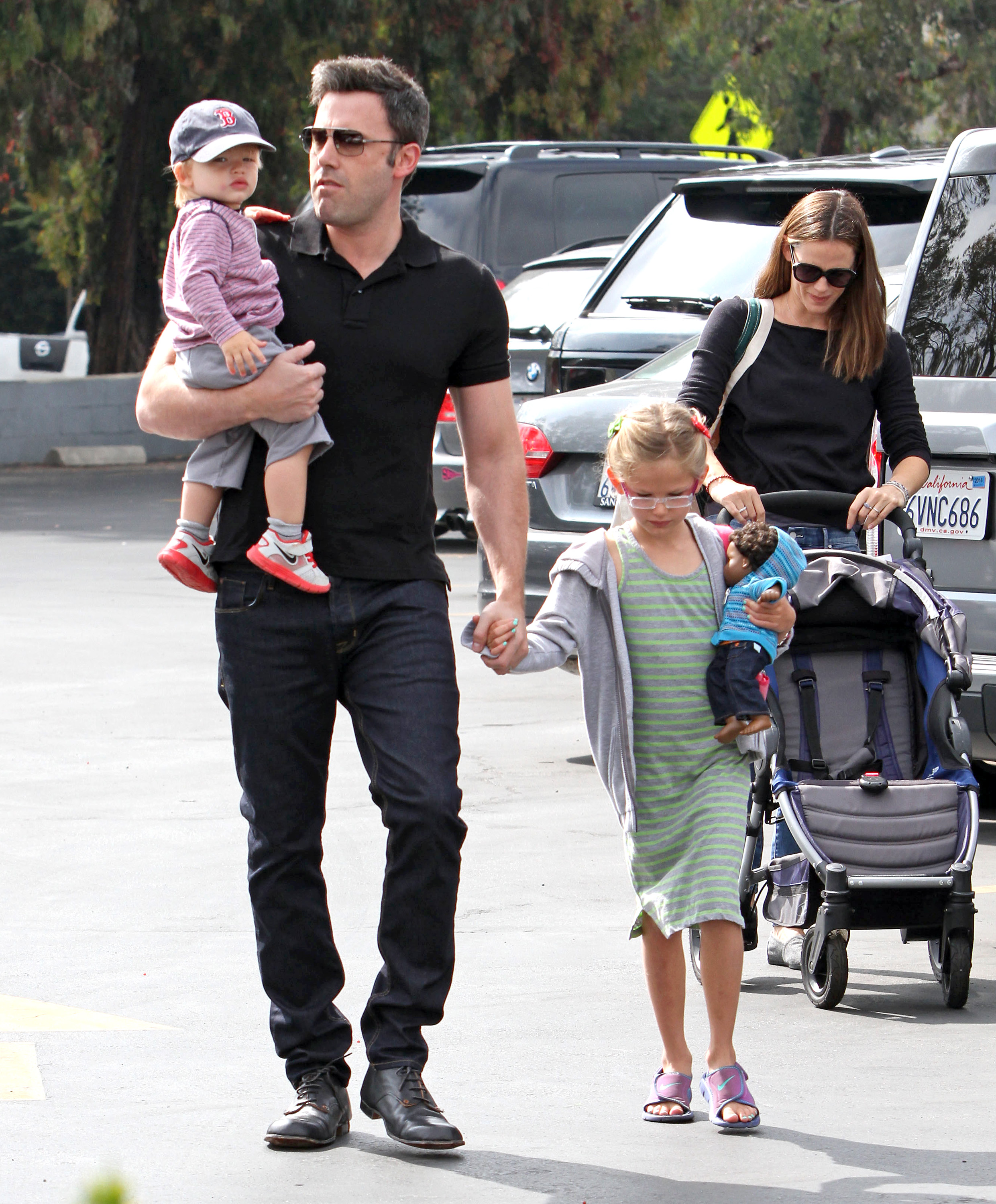 Samuel, Ben, and Violet Affleck spotted out with Jennifer Garner in Los Angeles, California on August 11, 2013. | Source: Getty Images