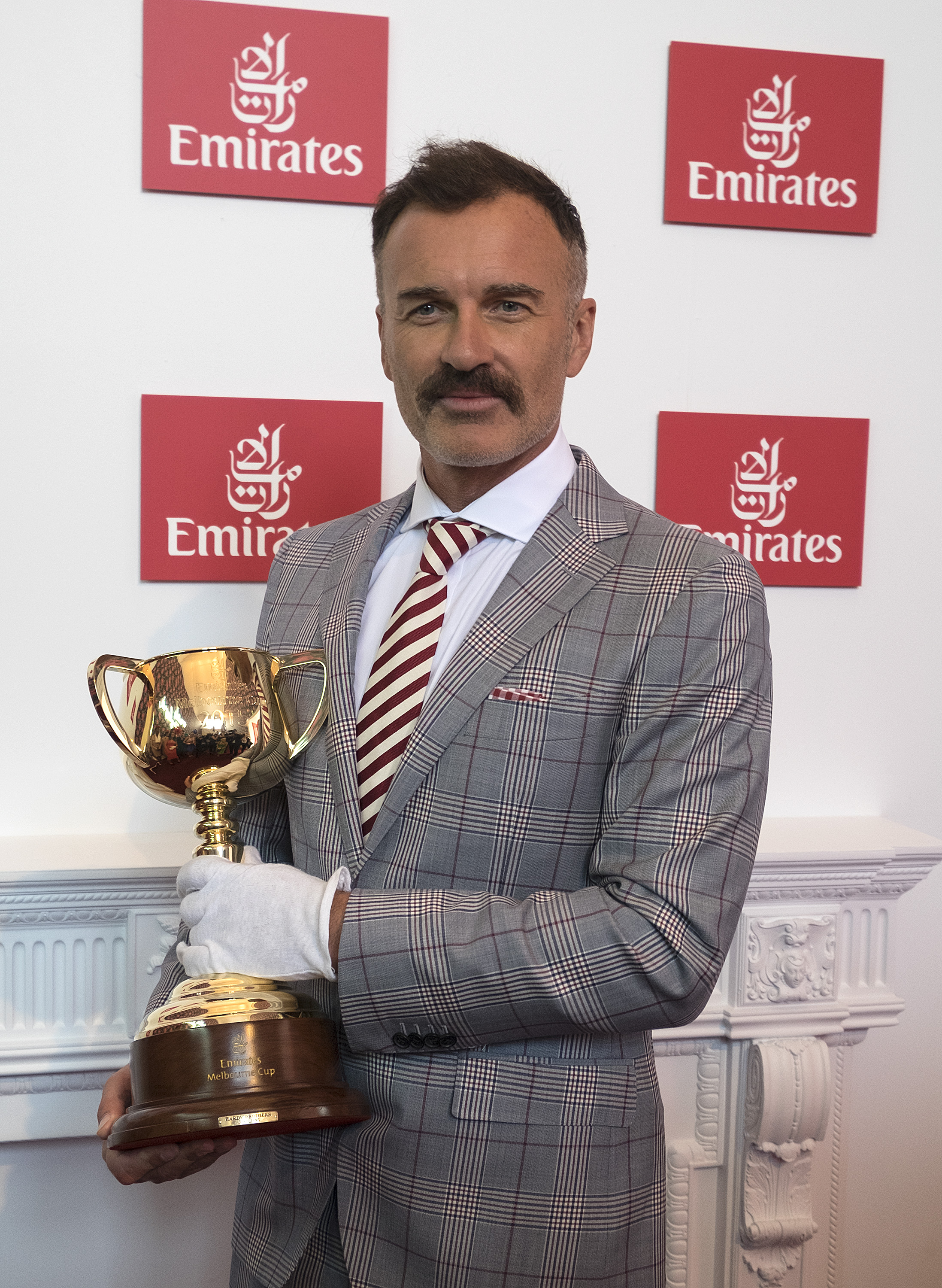 Julian McMahon holds the Melbourne cup at the Emirates Marquee on Melbourne Cup Day on November 3, 2015, in Melbourne, Australia. | Source: Getty Images