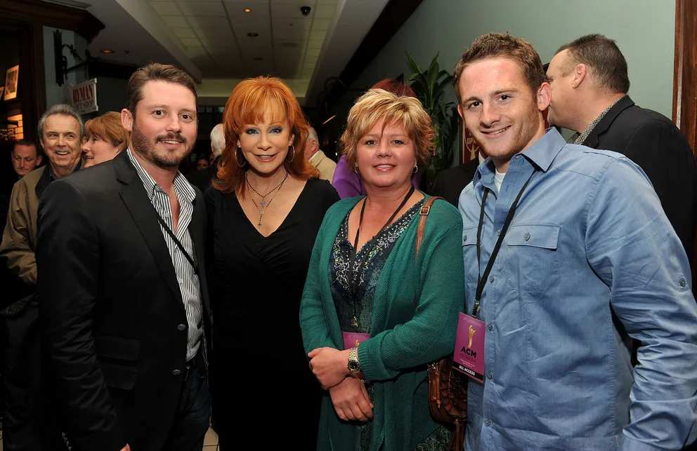 Brandon Blackstock, Reba McEntire, Shawna Blackstock et Shelby Blackstock assistant à la 5e édition des ACM Honors au Ryman Auditorium le 19 septembre 2011 à Nashville, Tennessee. | Source : Getty Images