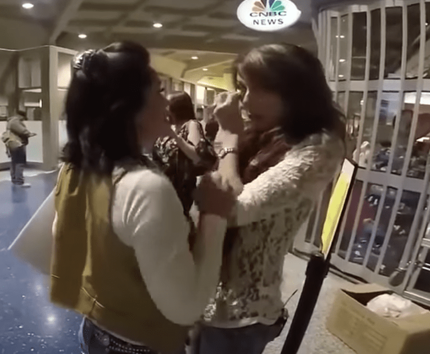 Les sœurs sont émues en attendant de rencontrer leur mère pour la première fois en 40 ans | Photo : Youtube/KMBC 9