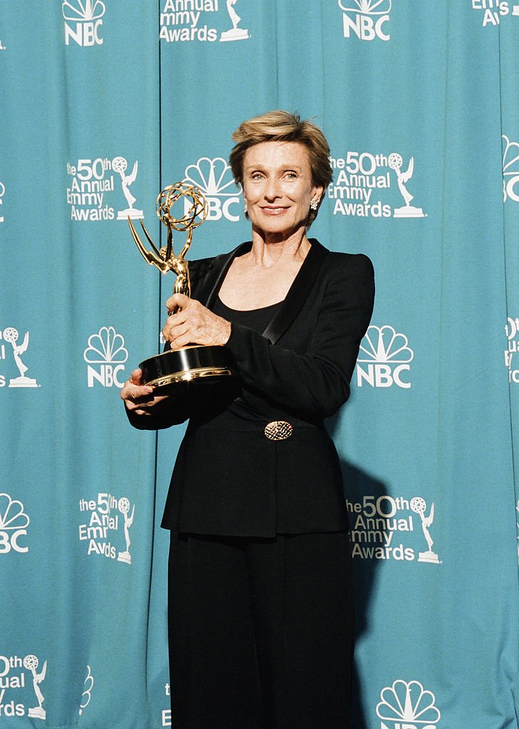 Cloris Leachman with her award for Outstanding Guest Actress Emmy Award for "Promised Land," in 1998. | Photo: Getty Images