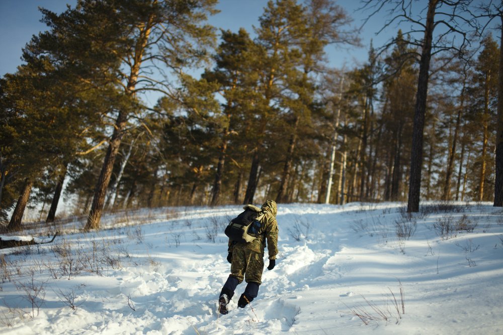 Persona subiendo una montaña nevada. | Foto: Shutterstock