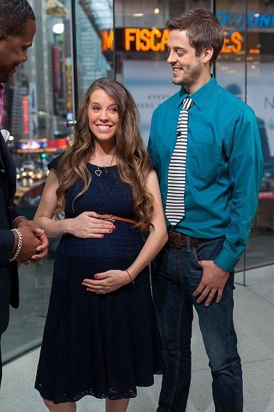 Jill Duggar Dillard (L) and husband Derick Dillard visit "Extra" at their New York studios at H&M in Times Square on October 23, 2014 | Photo: Getty Images
