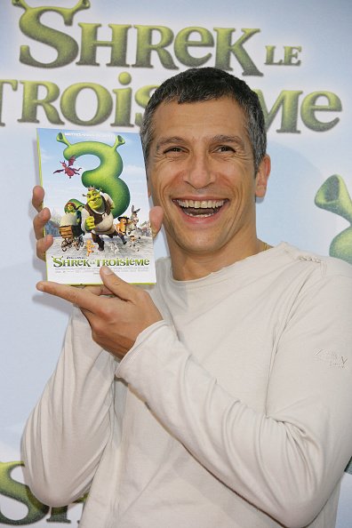 L'animateur Nagui assiste à la première de "Shrek 3" à Paris. |Photo : Getty Images