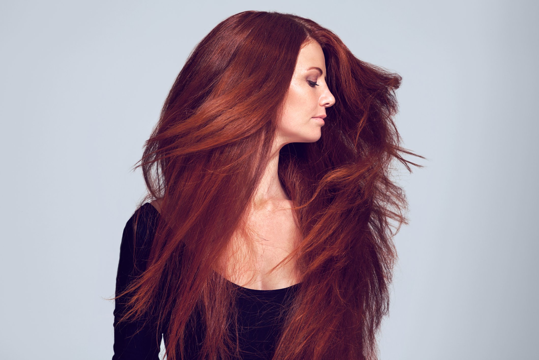 Une femme avec des cheveux épais. | Photo : Getty Images Une femme avec des cheveux épais. | Photo : Getty Images