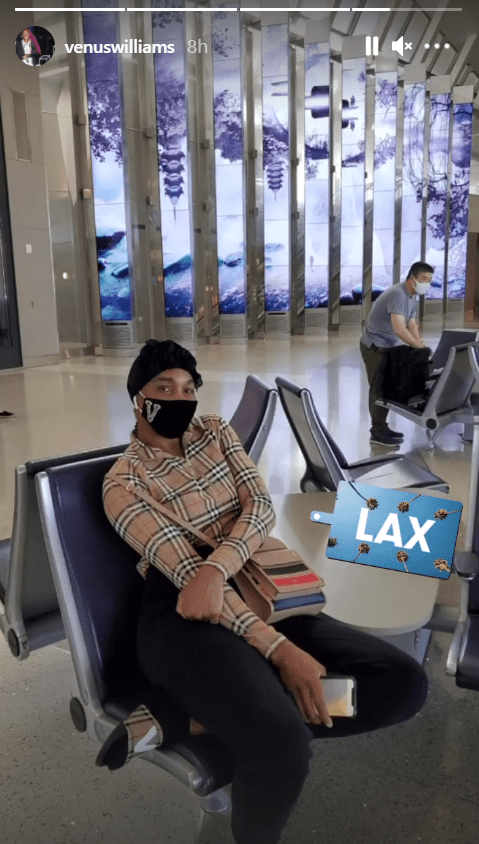 Venus Williams poses for a picture while sitting at the lobby of LAX airport | Photo: Instagram/venuswilliams