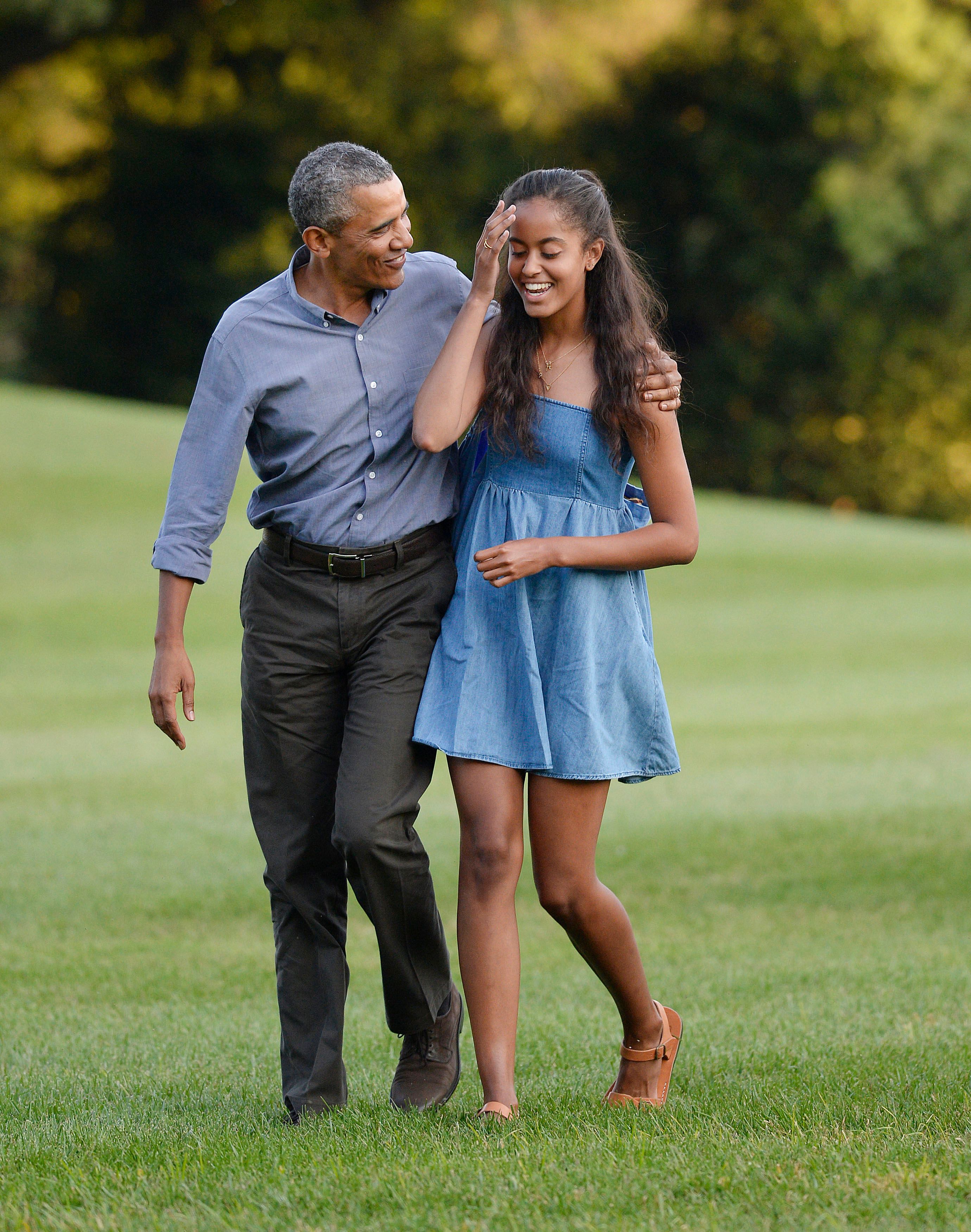  Barack Obama and Sasha Obama at the White House in August 23, 2015 in Washington, D.C. The first family was returning from vacationing on Martha's Vineyard. | Source: Getty Images