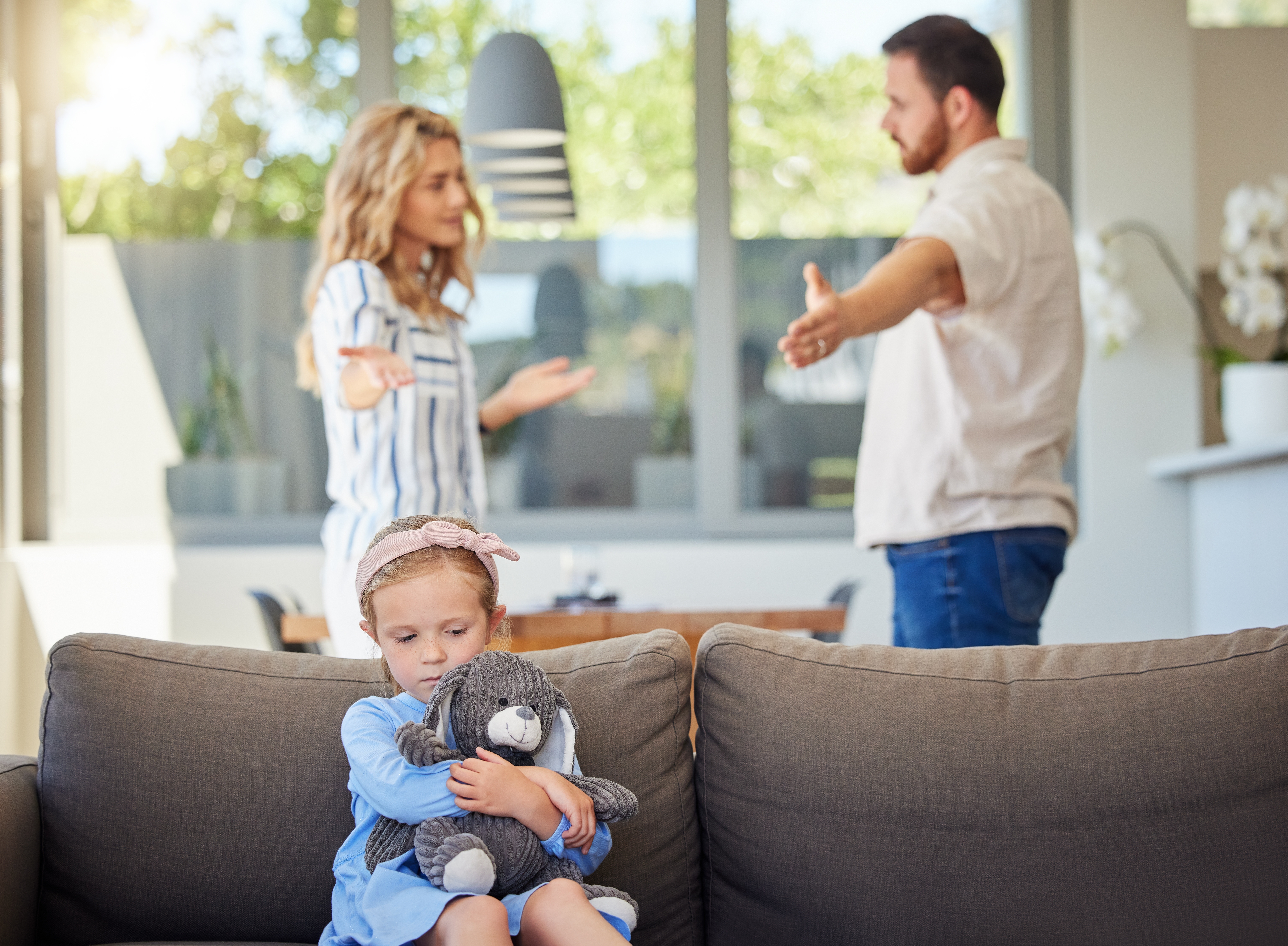 A couple arguing in front of their little girl | Source: Shutterstock