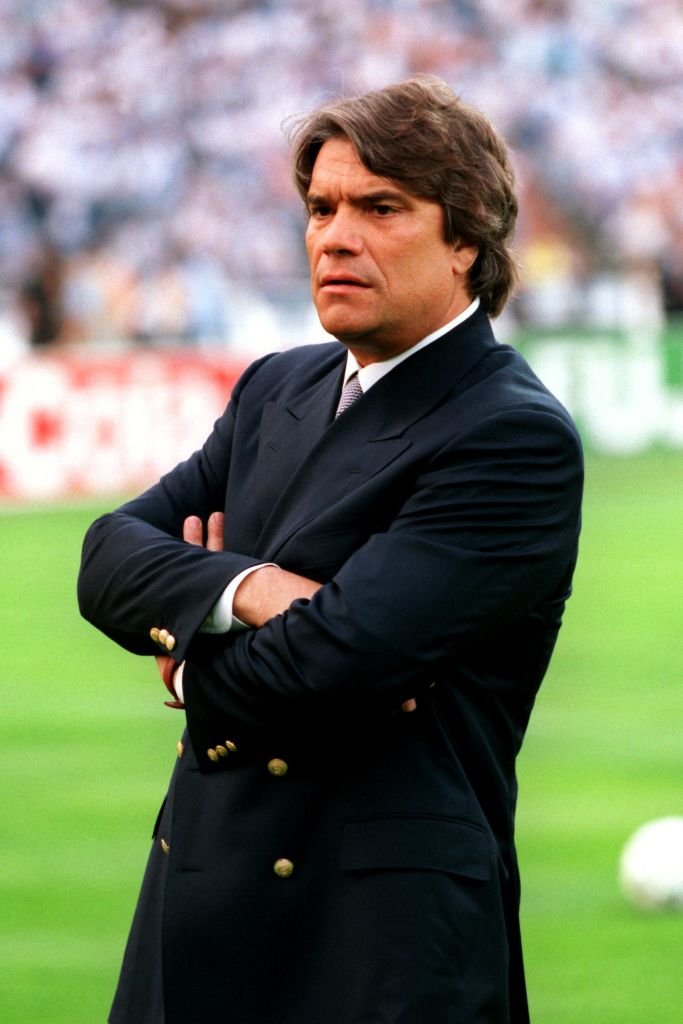Bernard Tapie dans un stade de football | source : Getty Images