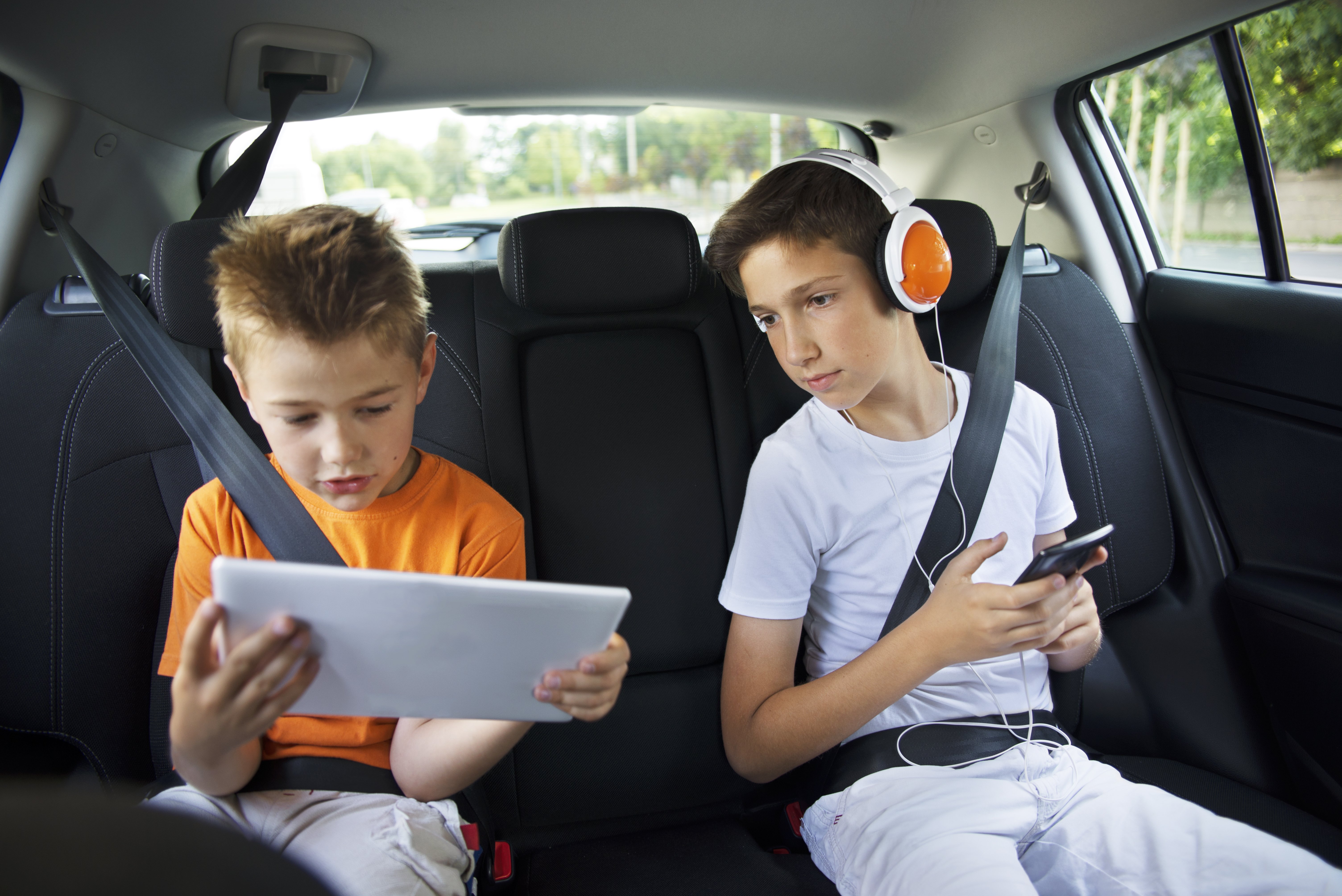 Niños dentro del auto. | Foto: Shutterstock