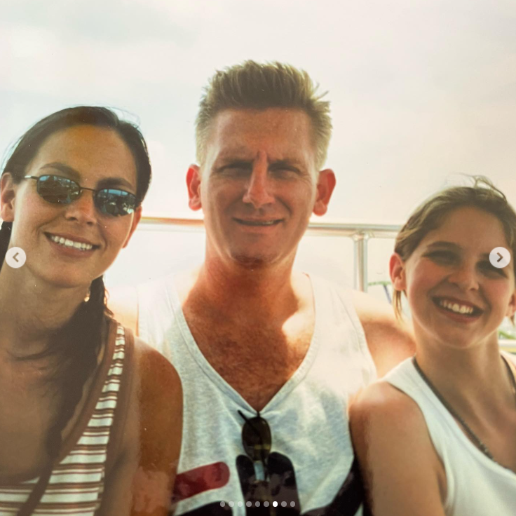 Rory Feek is seen smiling with his daughters, enjoying a sunny day outdoors, posted on May 2, 2022 | Source: Instagram/hopiefeek01