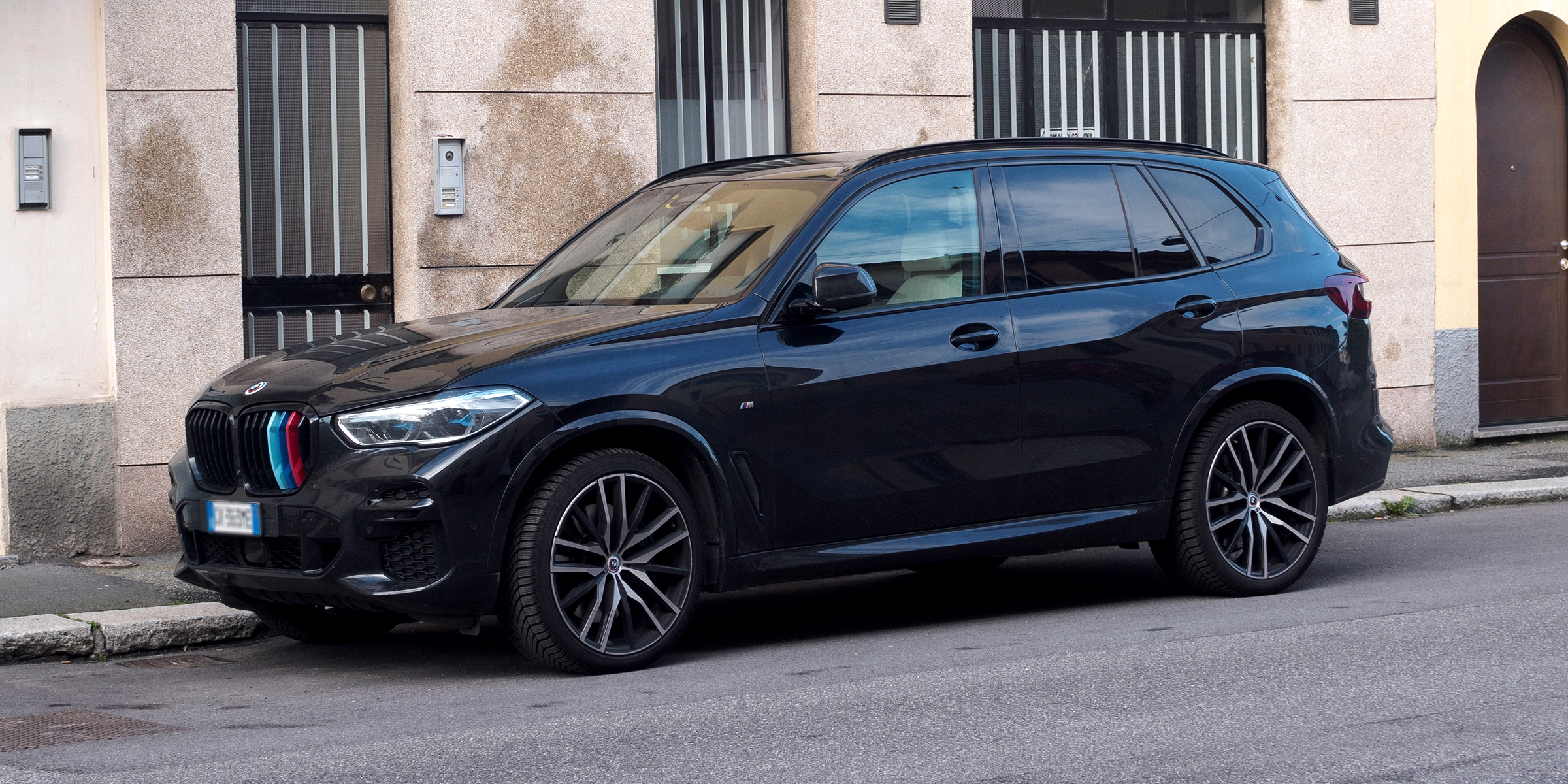 Black Suv car on the street | Source: Shutterstock