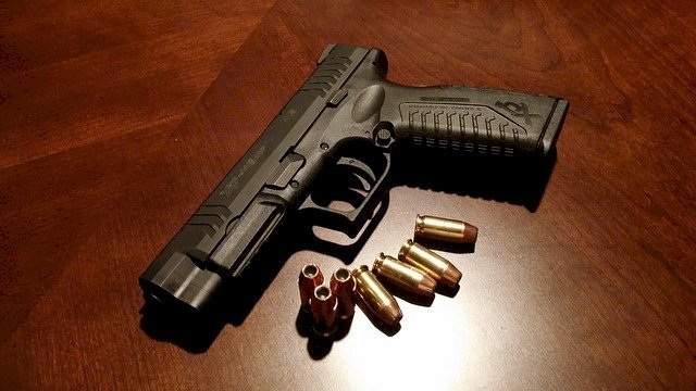 Arma y balas. Fuente: Pixabay