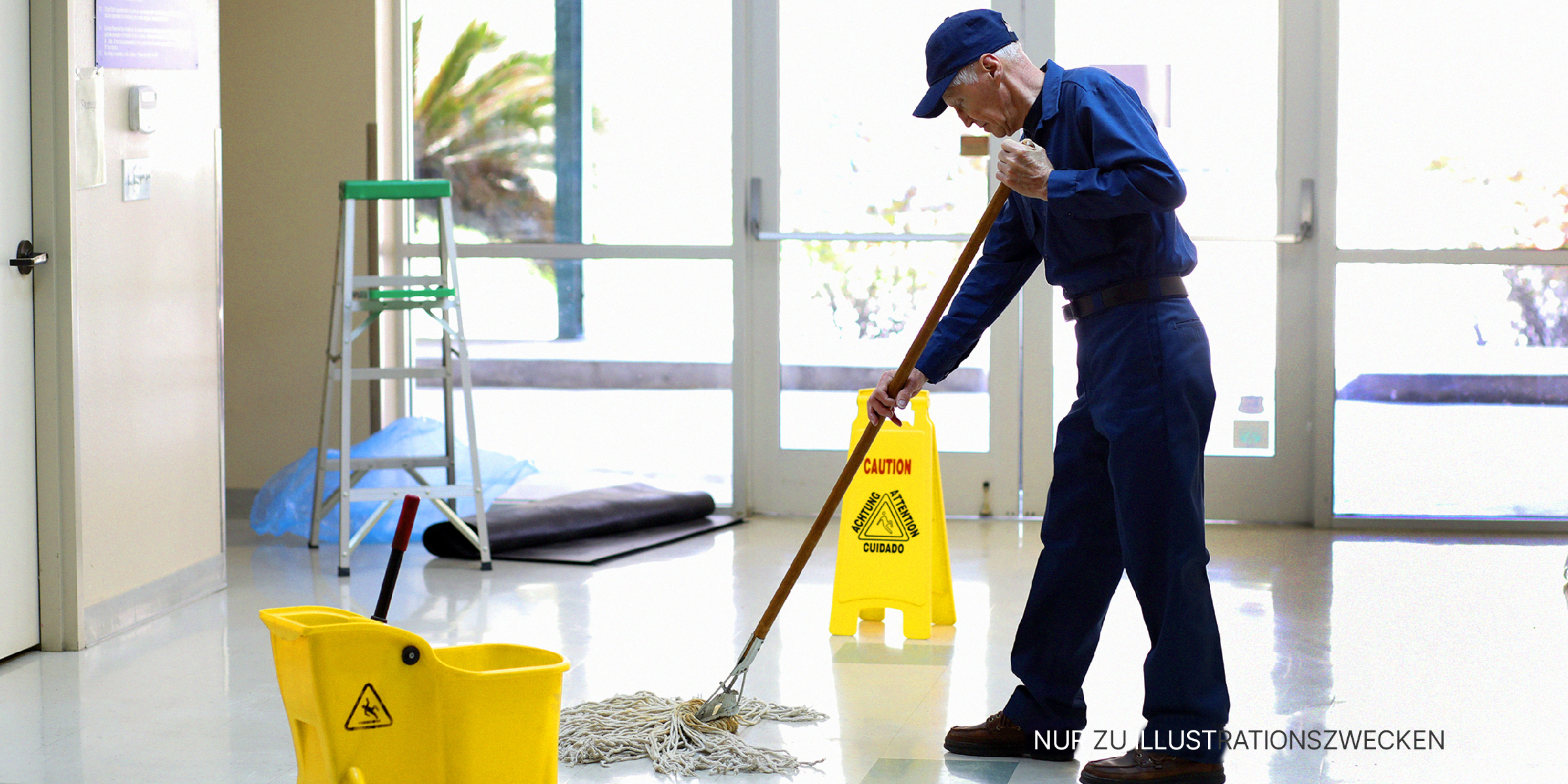 Hausmeister beim Reinigen der Böden | Quelle: Getty Images