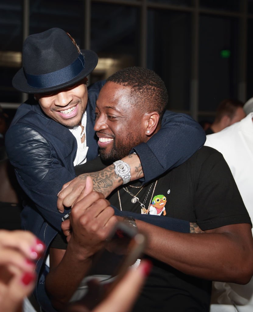 Allen Iverson and Dwyane Wade in a playful moment at the Stance Spades Tournament during the 2018 NBA All-Star Weekend. | Photo: Getty Images