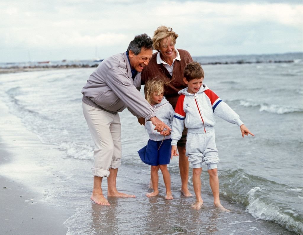 Hans Rosenthal, seine Frau Traudl und ihre Enkelkinder verbrachten viel gemeinsame Zeit auf der Nordsee-Insel Föhr. (Foto von: Jörg Schmitt) I Quelle: Getty Images
