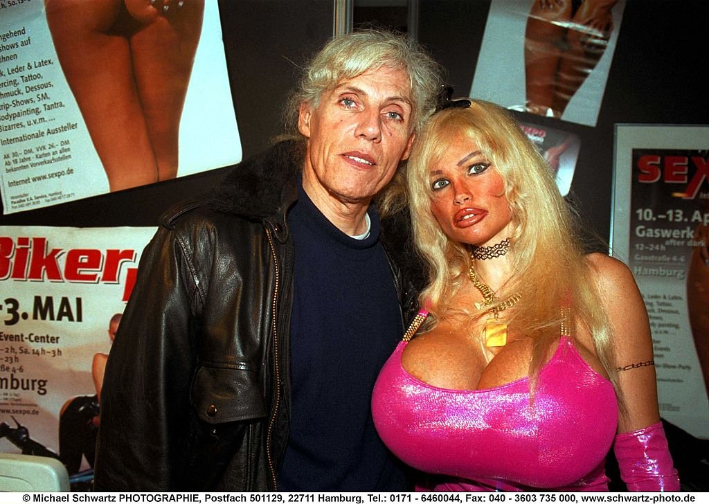 Eve Valois Mannequin, actrice avec son mari Eric Vigne avril 1999, en France. | Photo : Getty Images