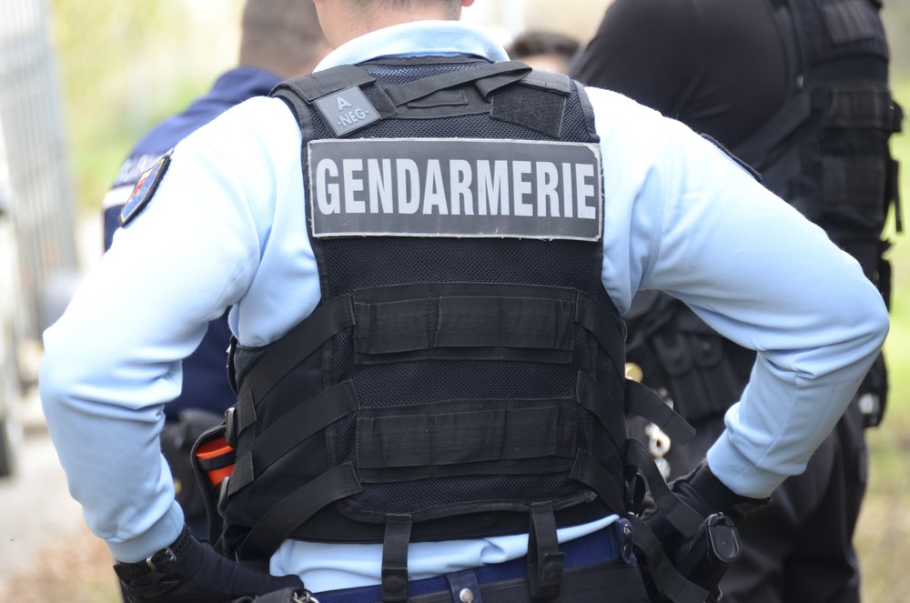 Un gendarme vu de dos | Photo : Shutterstock