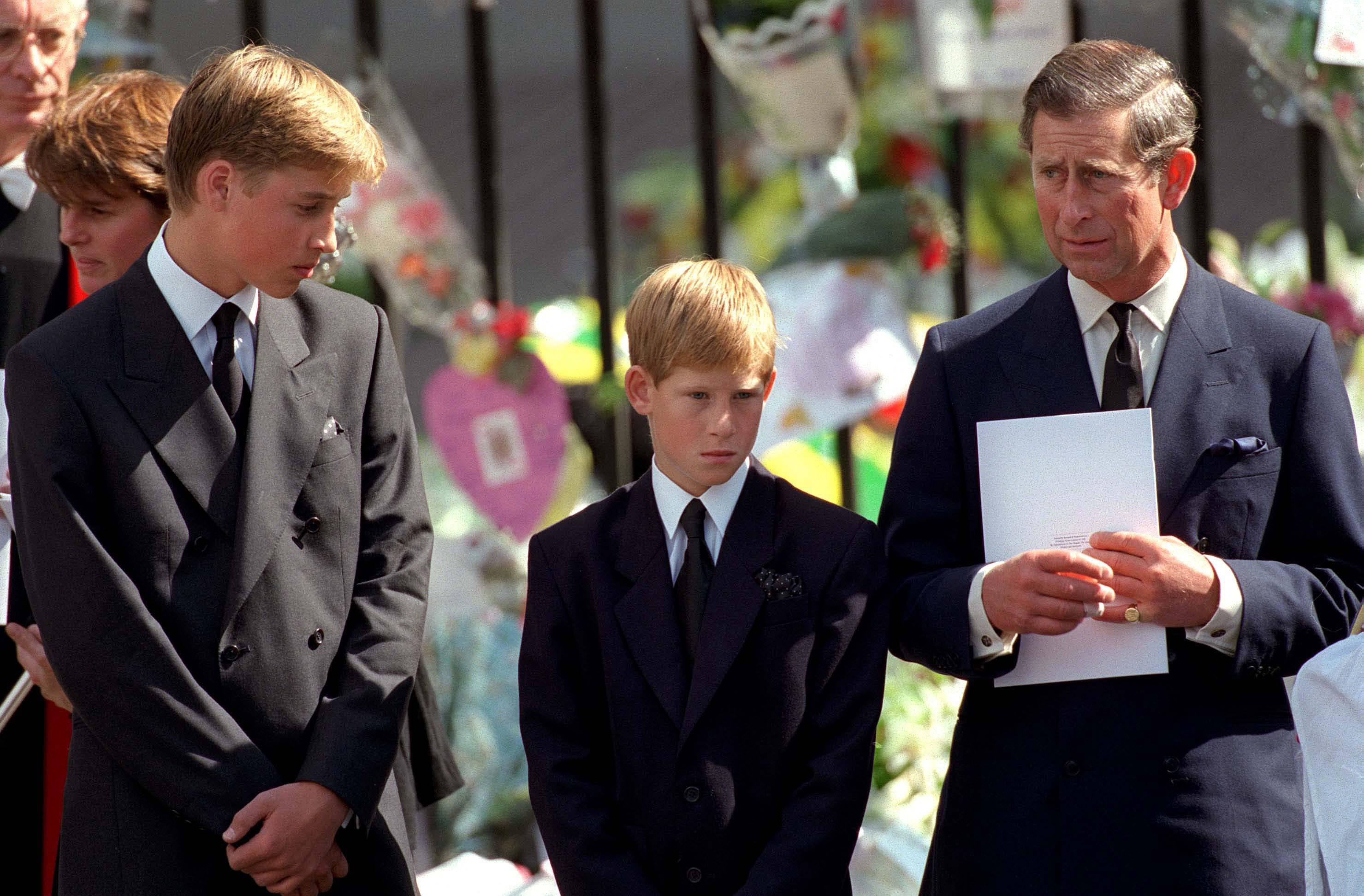 Der Prinz von Wales mit Prinz William und Prinz Harry vor der Westminster Abbey bei der Beerdigung von Diana, Prinzessin von Wales am 6. September 1997 | Quelle: Getty Images