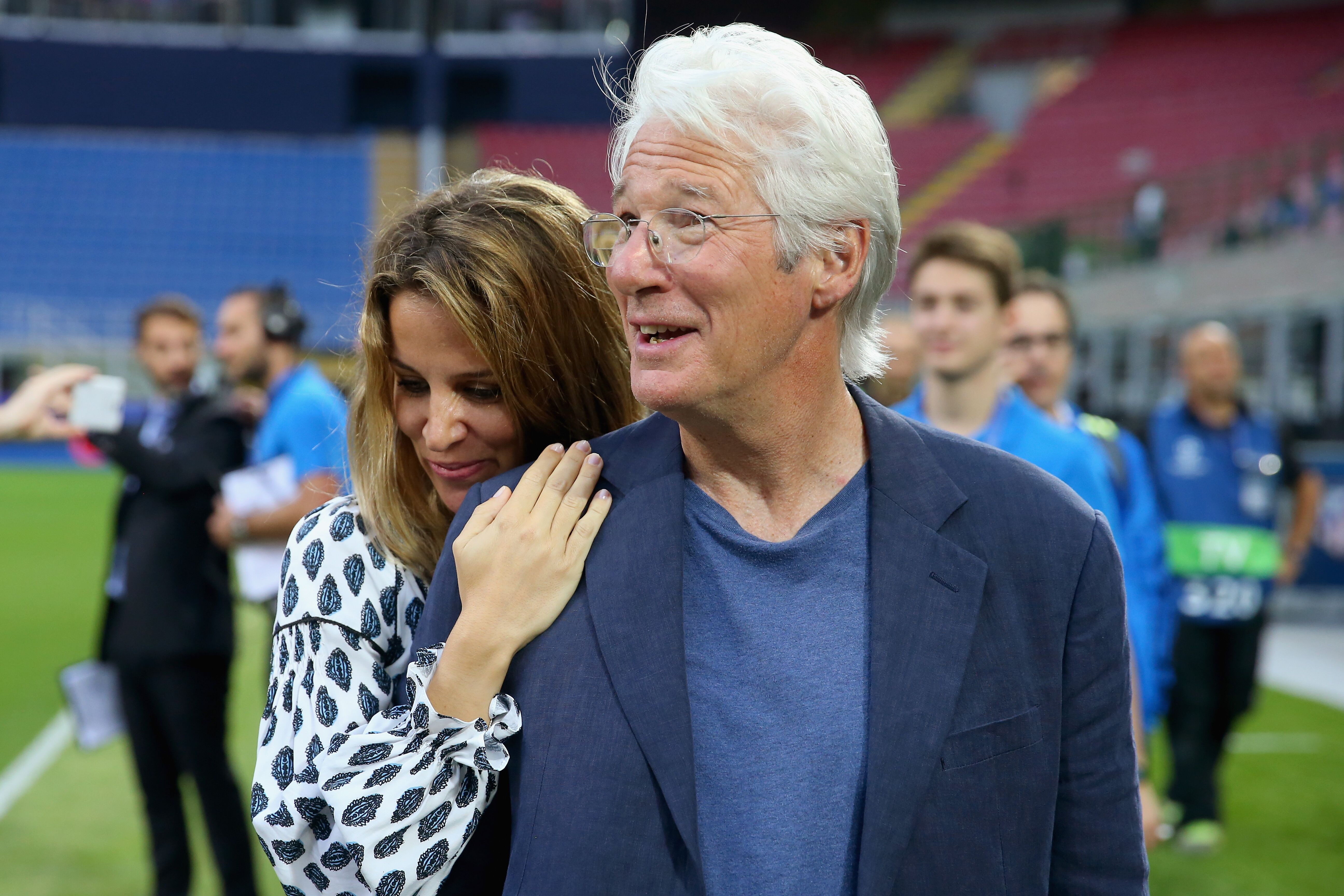 Richard Gere et sa petite amie Alejandra Silva au Stadio Giuseppe Meazza le 27 mai 2016 à Milan, Italie. | Photo : Getty Images