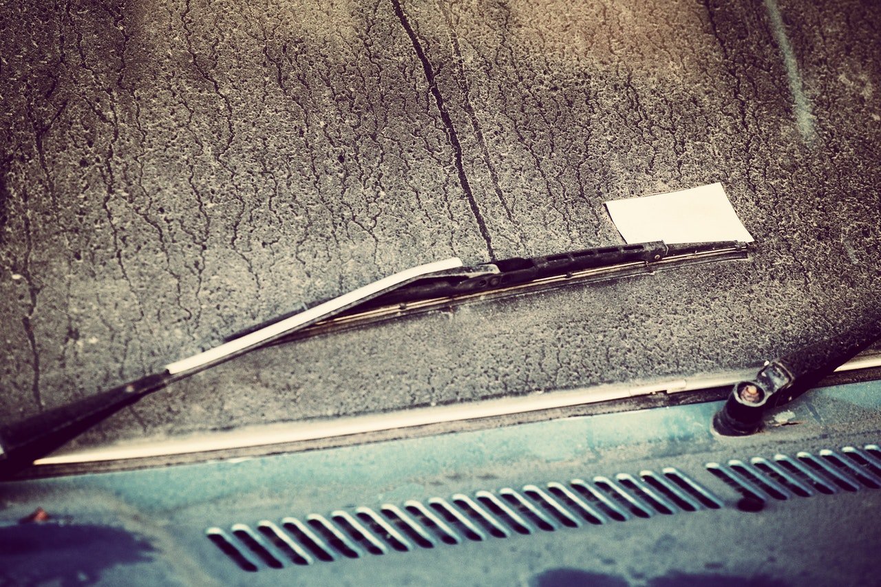 Ein Zettel auf der Windschutzscheibe des Autos | Quelle: Pexels