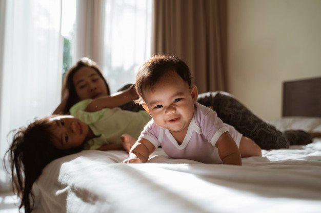 Niños asiáticos jugando. │Foto: Freepik