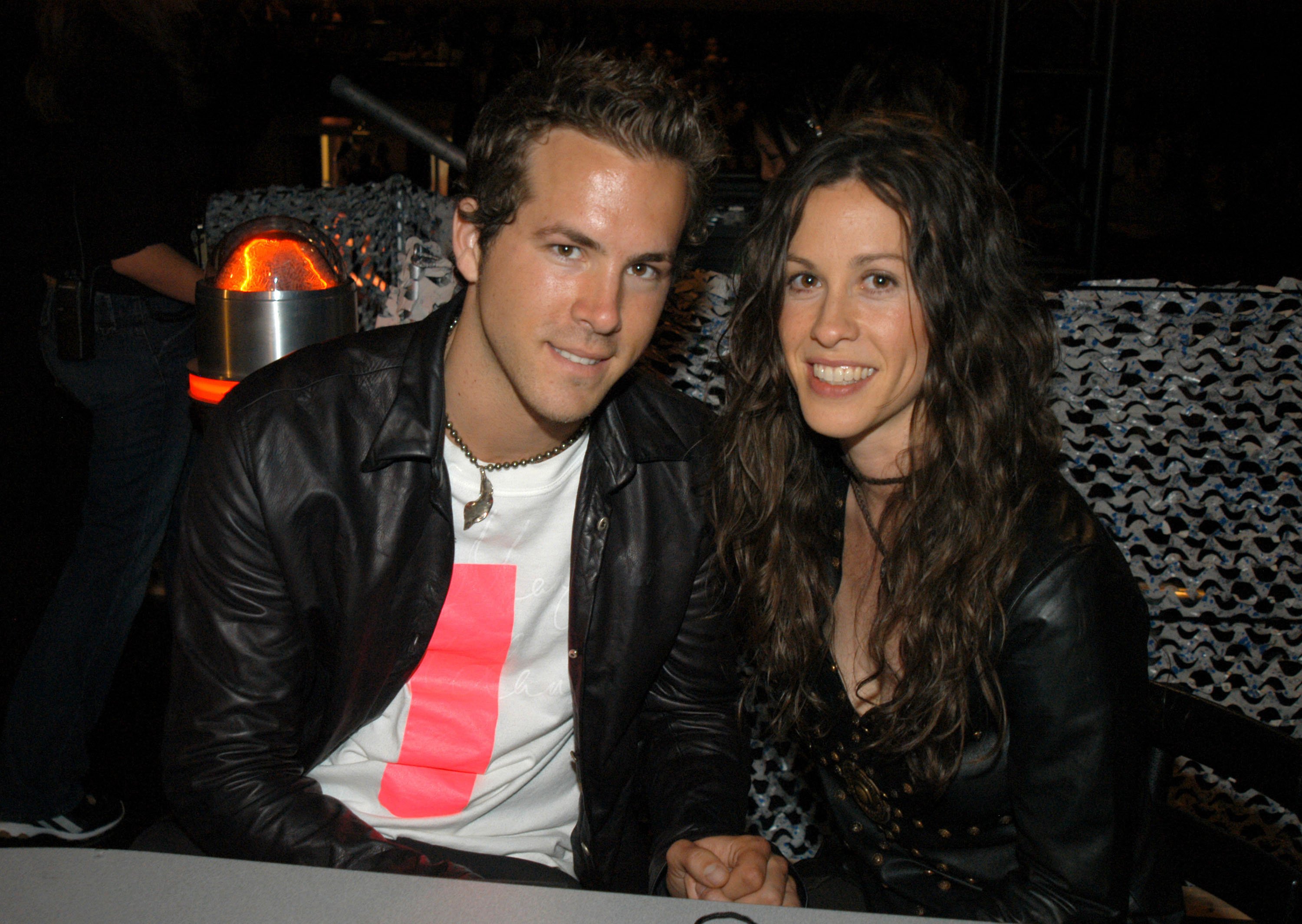 Ryan Reynolds and Alanis Morissette at the 2003 MTV Movie Awards on May 31, 2003, in Los Angeles | Source: Getty Images