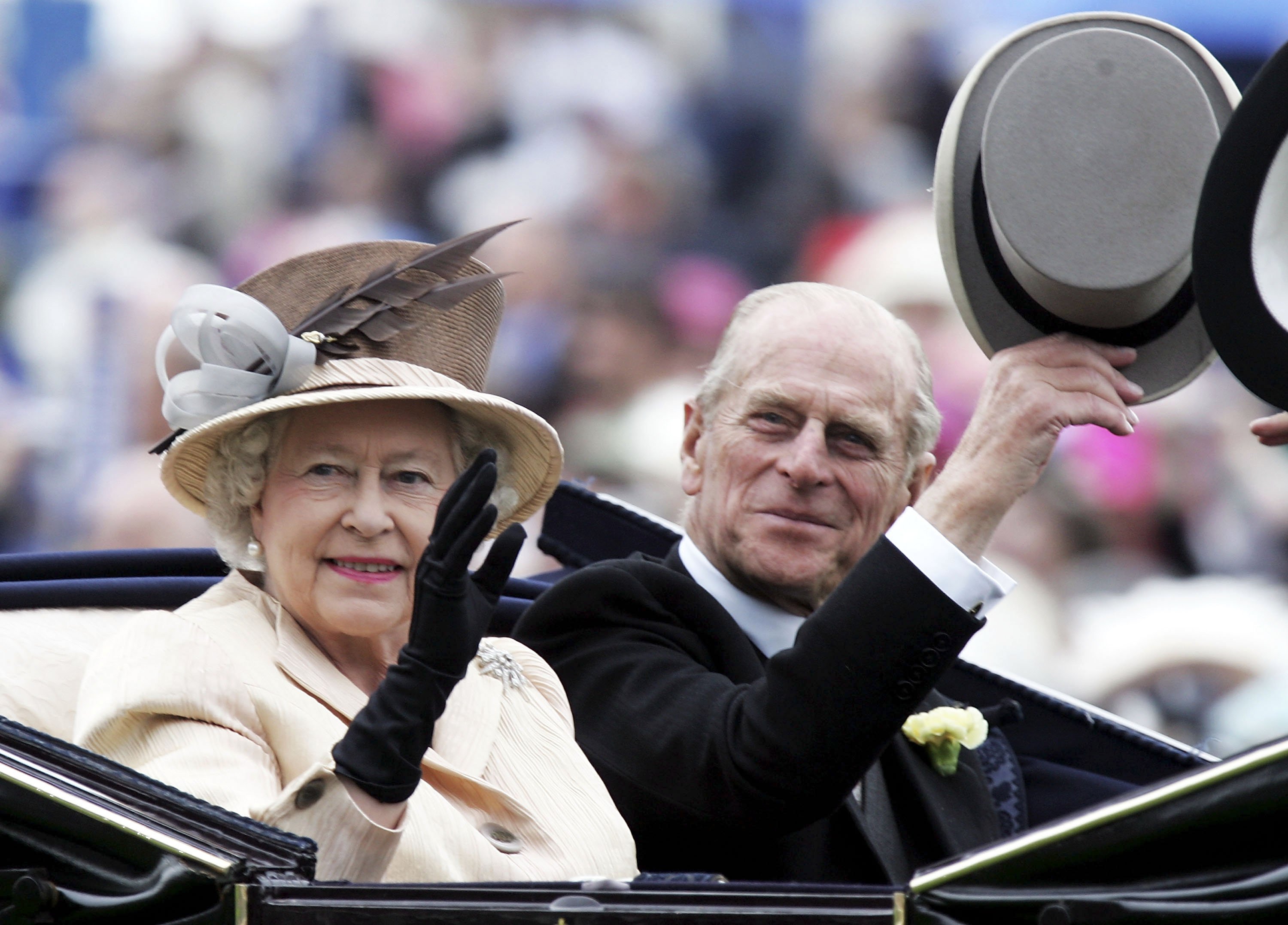 Elizabeth II, la reine, et son mari le prince Philip, le duc d'Édimbourg, arrivent dans le Royal Carriage le troisième jour de Royal Ascot 2005, Ladies 'Day, à l'hippodrome de York le 16 juin, 2005 à York, en Angleterre. | Photo : Getty Images