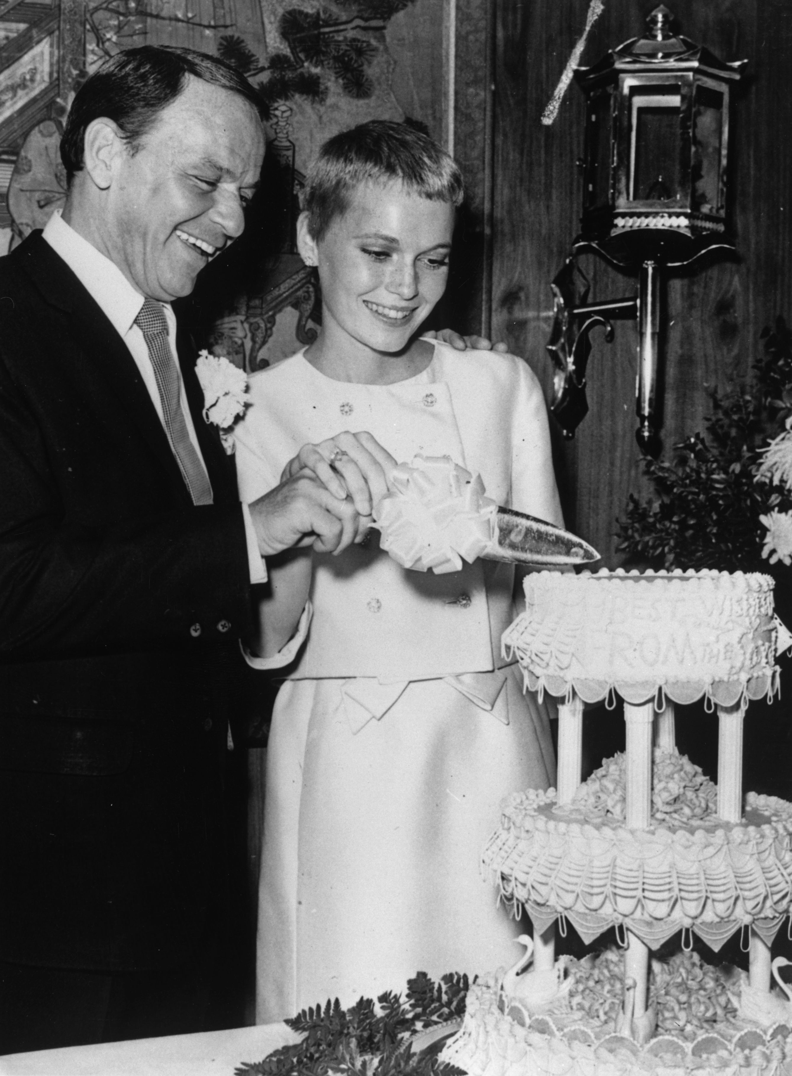 Frank Sinatra and  Mia Farrow cutting their wedding cake on July 19, 1966 in Las Vegas | Source: Getty Images