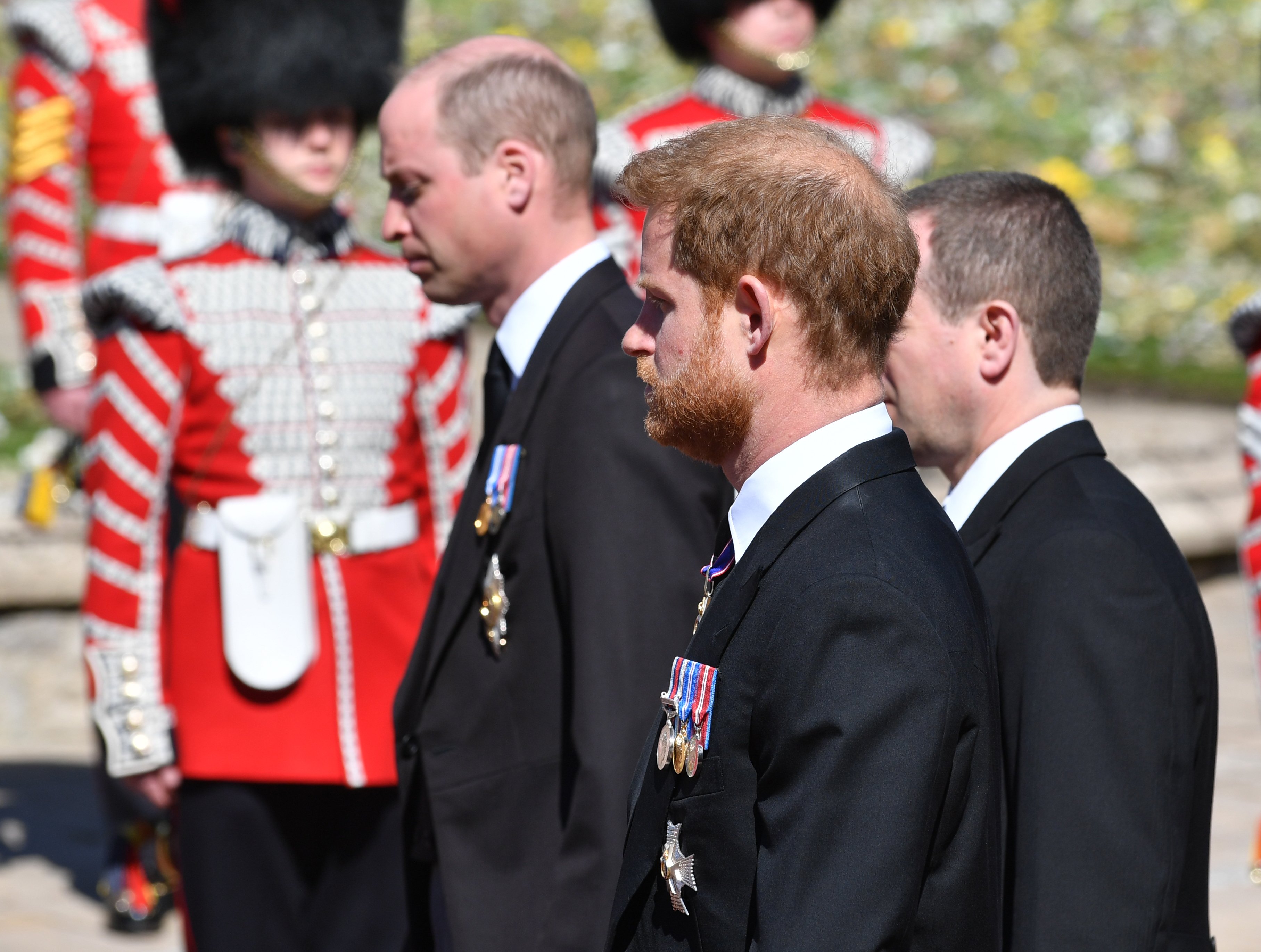 Prinz William, Prinz Harry und Peter Philip gehen während der Beerdigung von Prinz Philip am 17. April 2021 in Windsor Castle in Windsor, Großbritannien, hinter den Sarg von Prinz Philip. | Quelle: Getty Images
