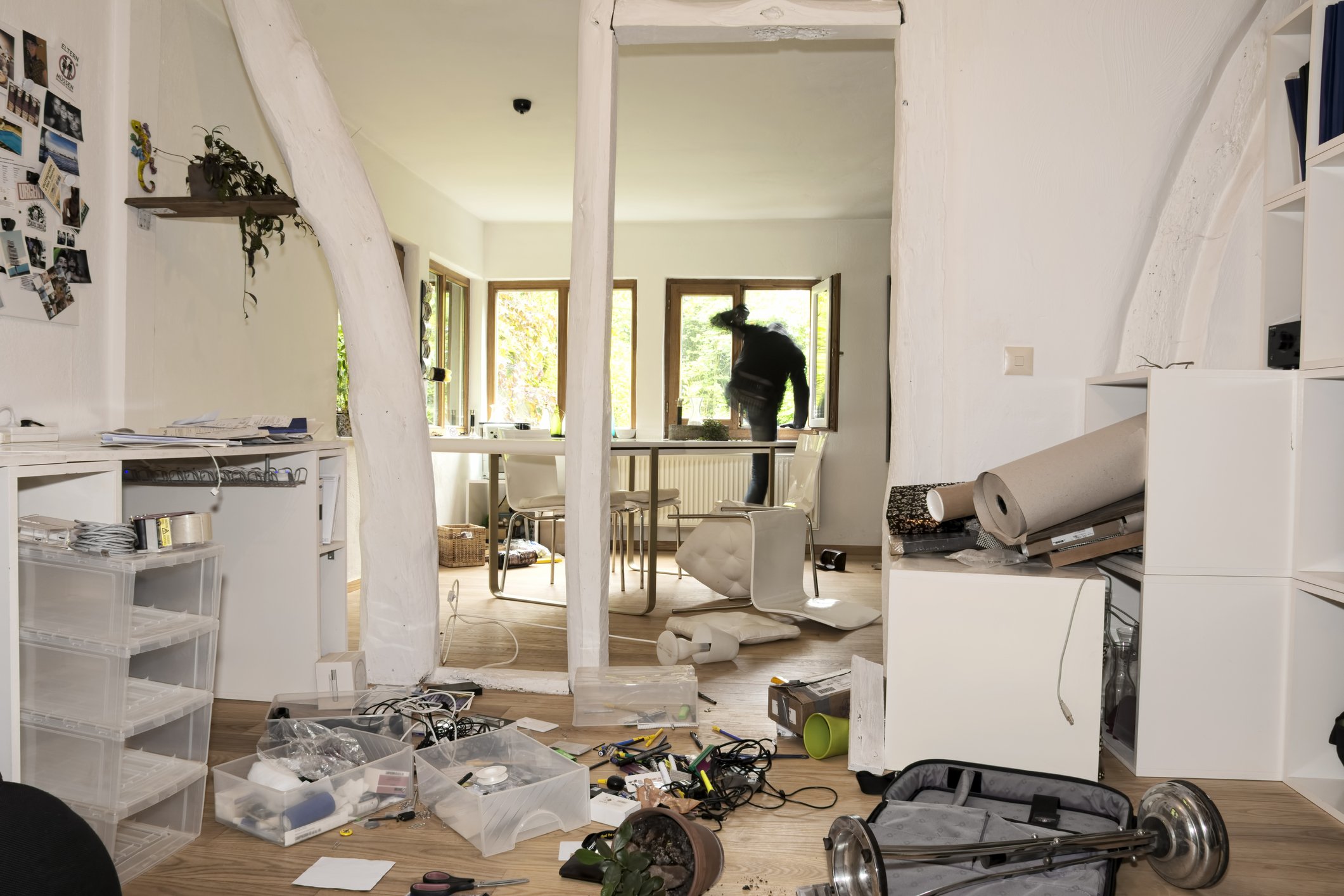 Einbrecher läuft durch ein Fenster. I Quelle: Getty Images