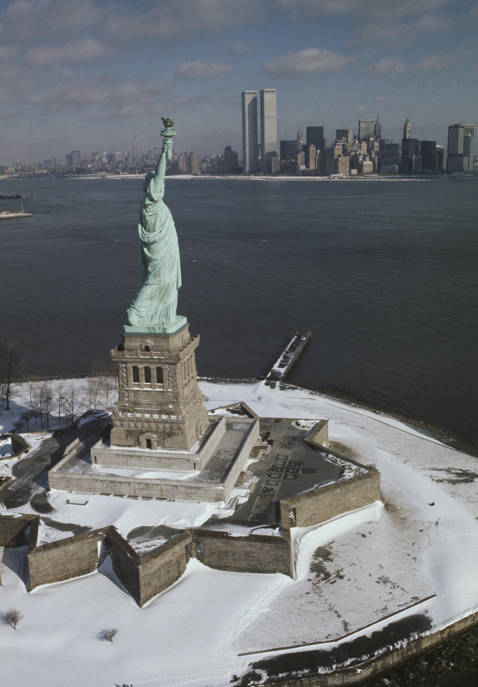 Aerial view of the Statue of Liberty after a snowfall in New York on January 21, 1978. | Source: Getty Images