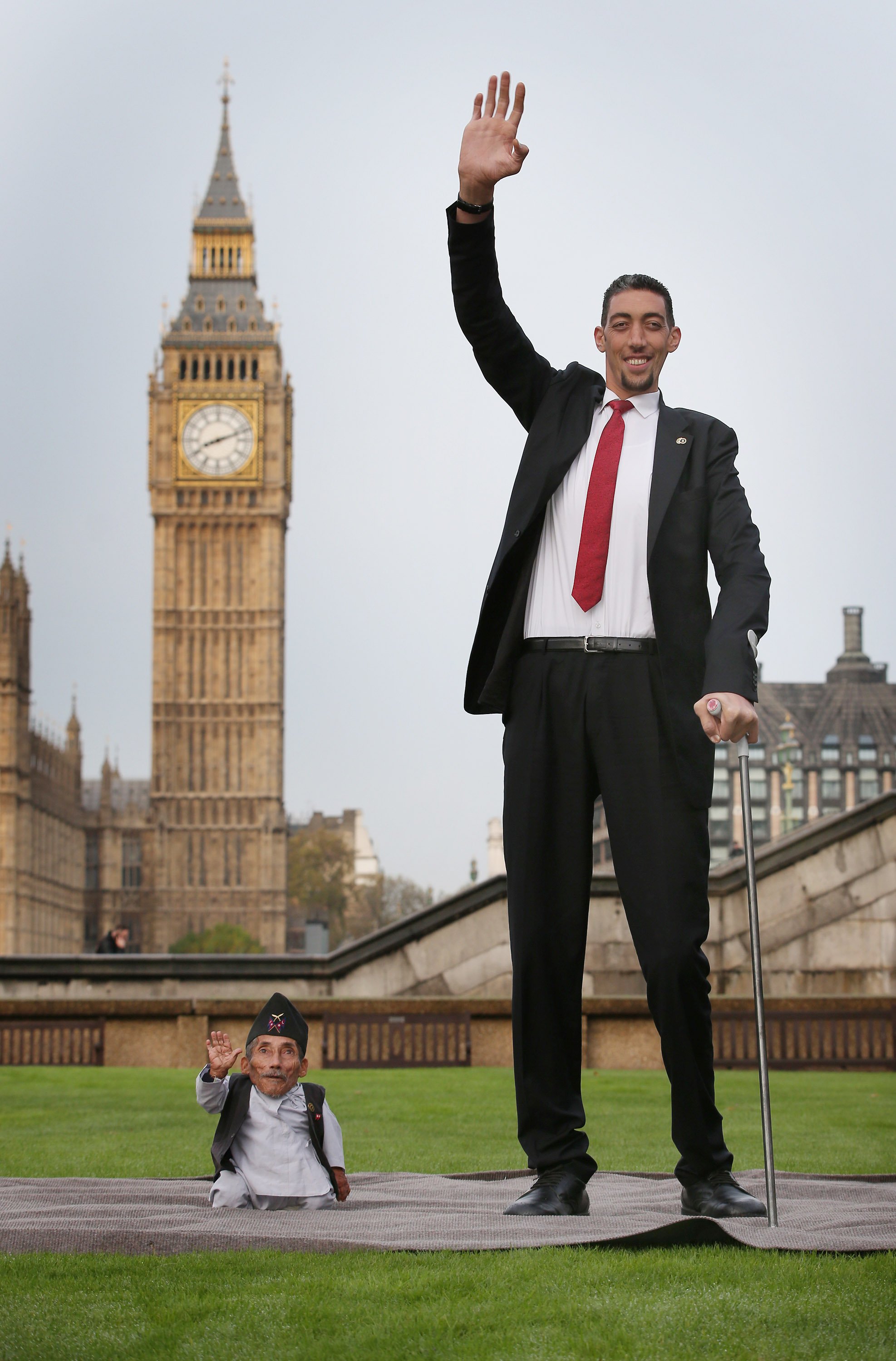 The shortest man ever, Chandra Bahadur Dangi meets the worlds tallest man, Sultan Kosen for the very first time on November 13, 2014 in London, England. | Source: Getty Images