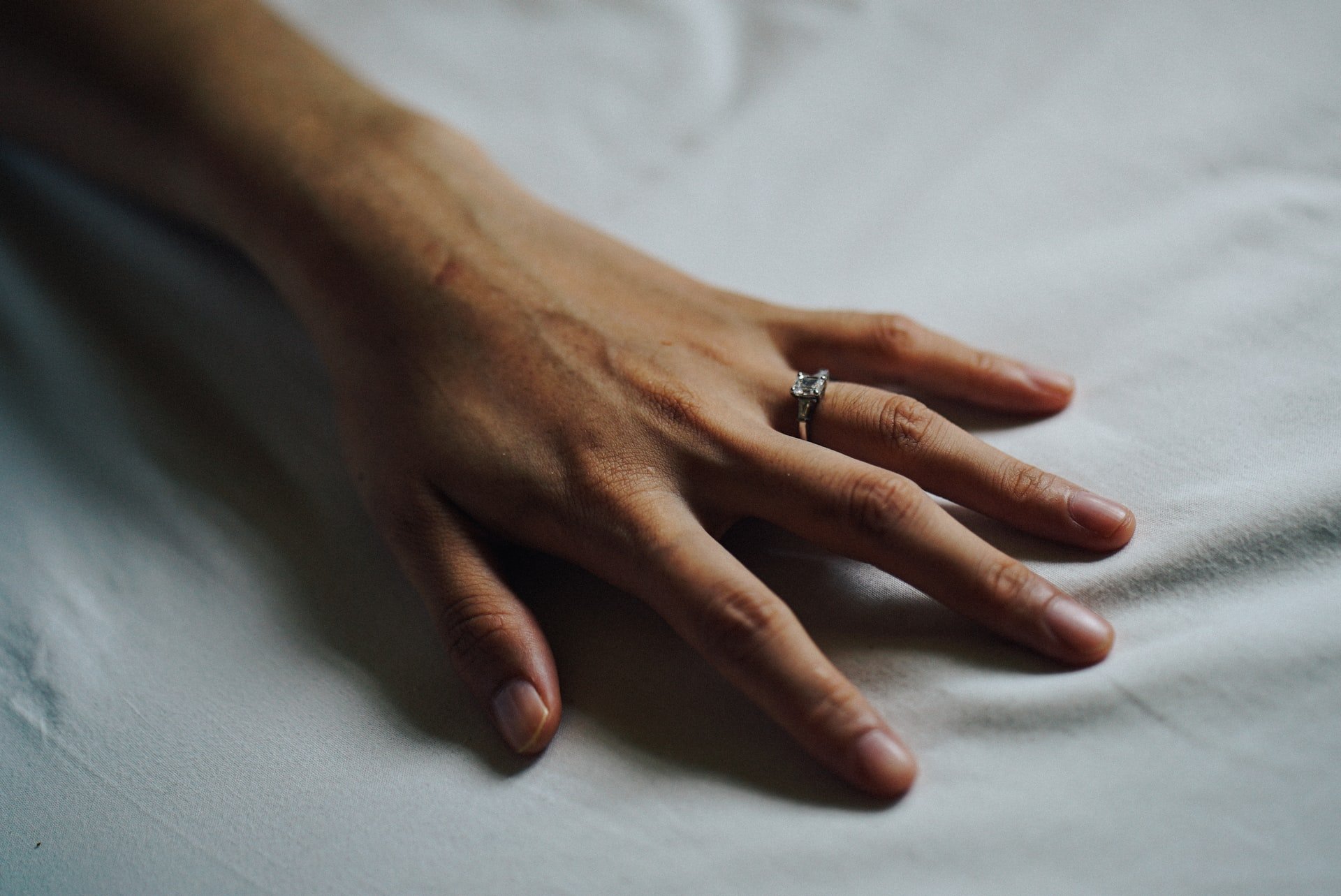 The woman wore her grandmother's ring | Source: Unsplash