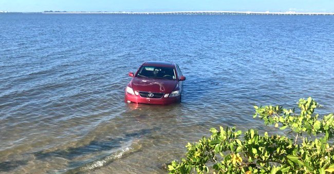 A car submerged in water. | Source: twitter.com/myclearwaterPD