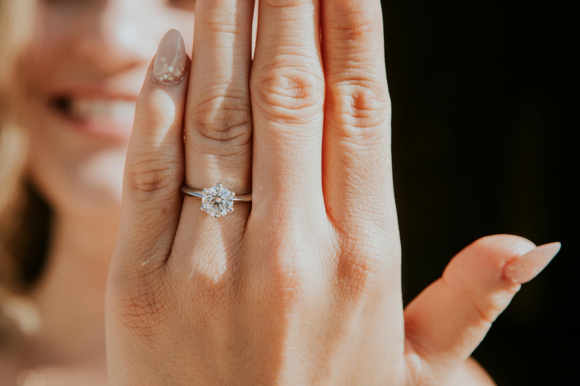 Close-up shot of a woman showing off her engagement ring | Source: Pexels