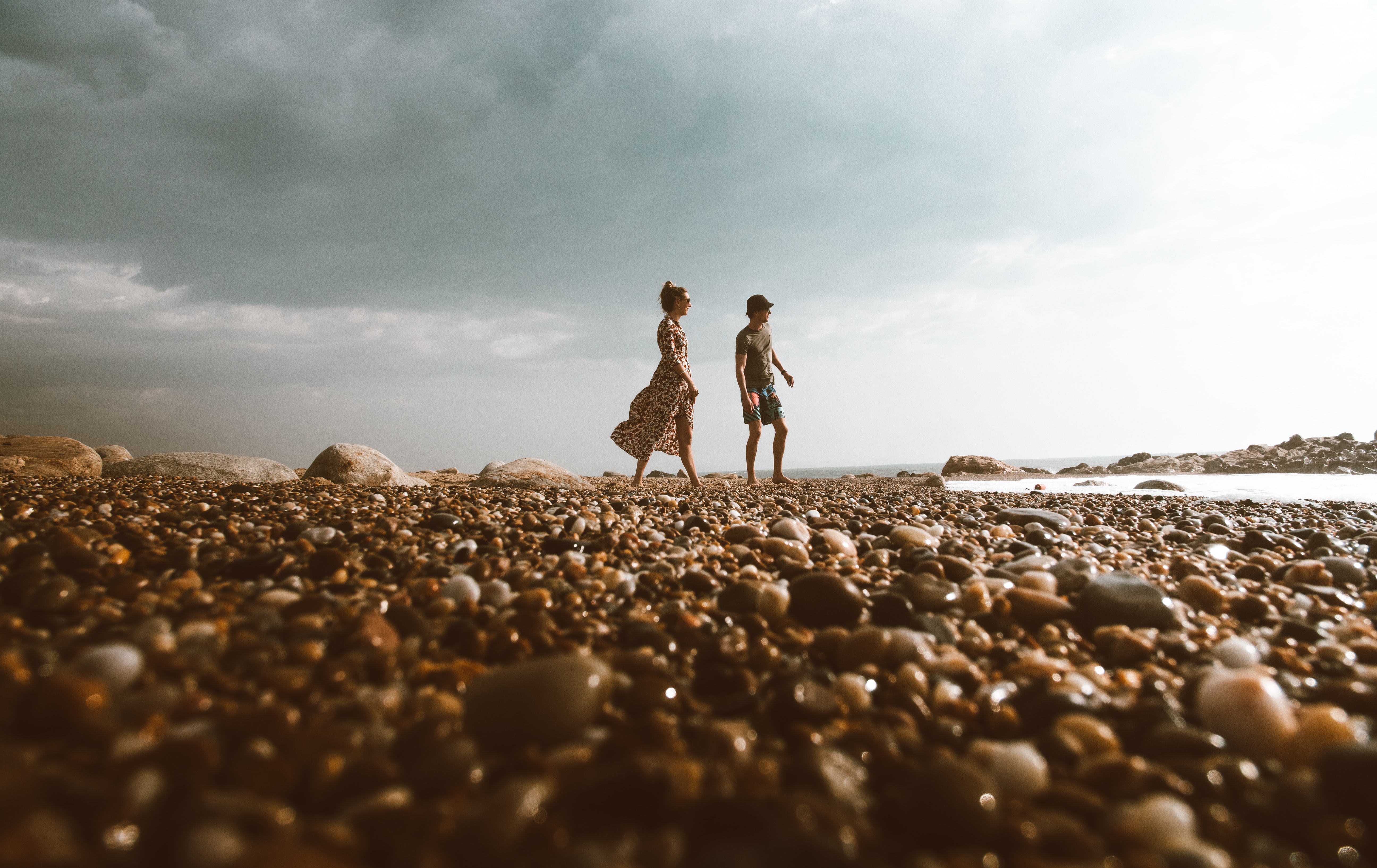 A couple walking nearby the sea. | Source: Unsplash