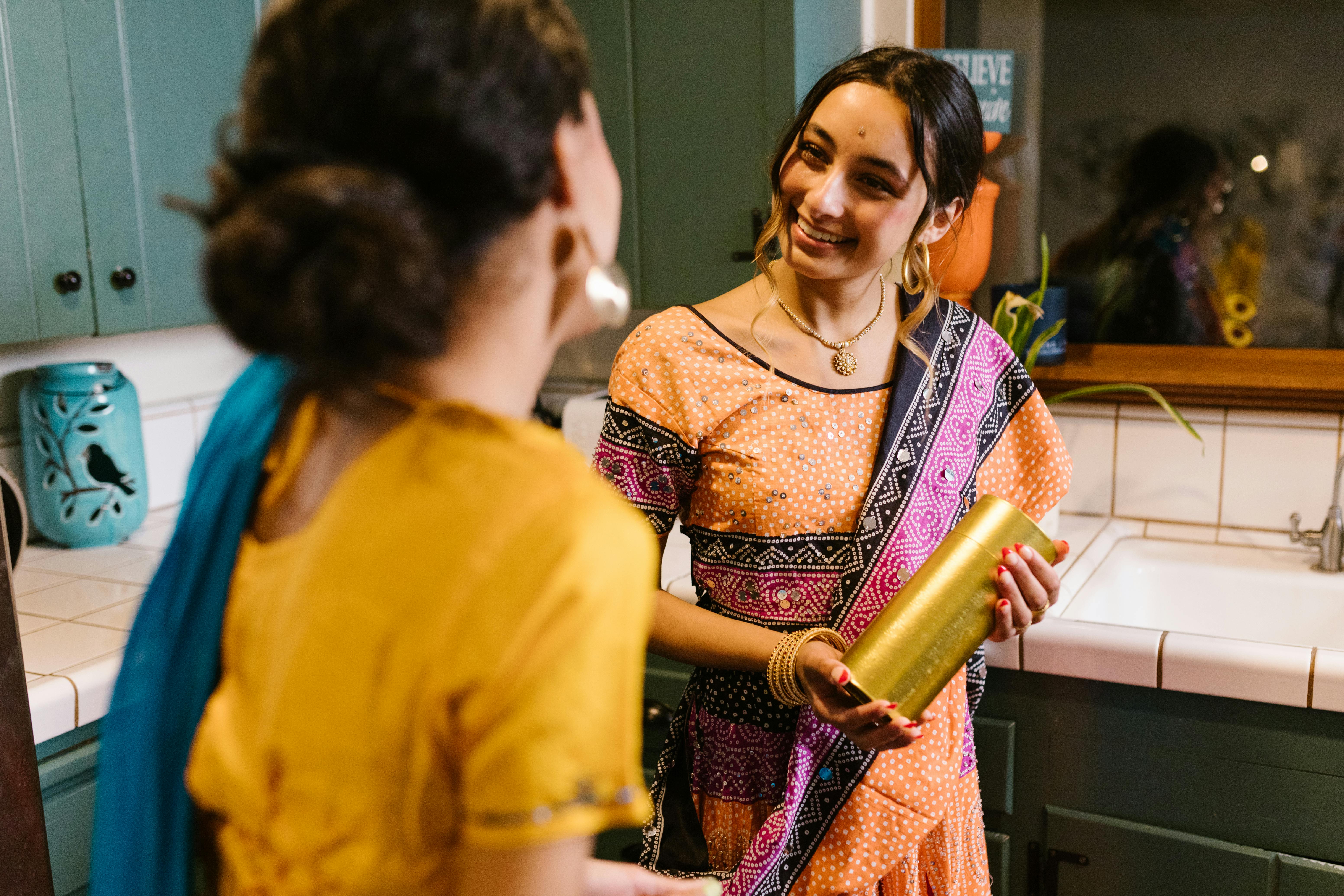 A smiling woman talking to her friend | Source: Pexels