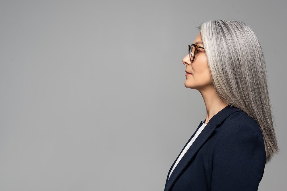 Mujer de negocios con pelo gris y anteojos. | Foto: Shutterstock