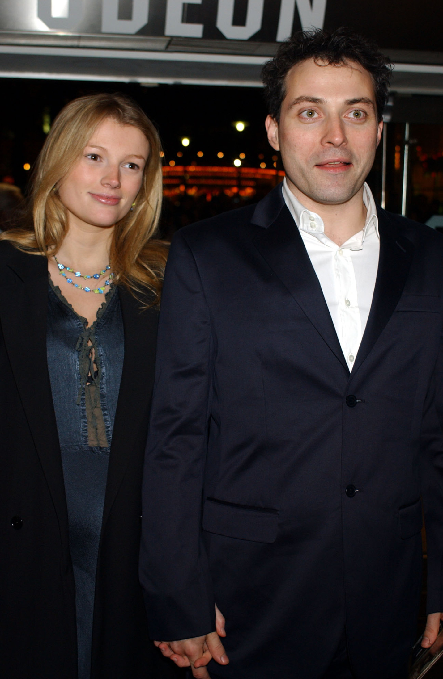 Amy Gardner and Rufus Sewell at the world premiere of "Lord of the Rings: The Fellowship of the Ring" on December 10, 2001, in London | Source: Getty Images