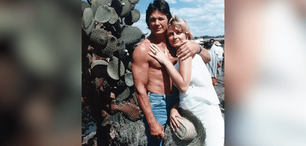 Charles Bronson and Jill Ireland posing next to each other | Photo: YouTube/Facts Verse