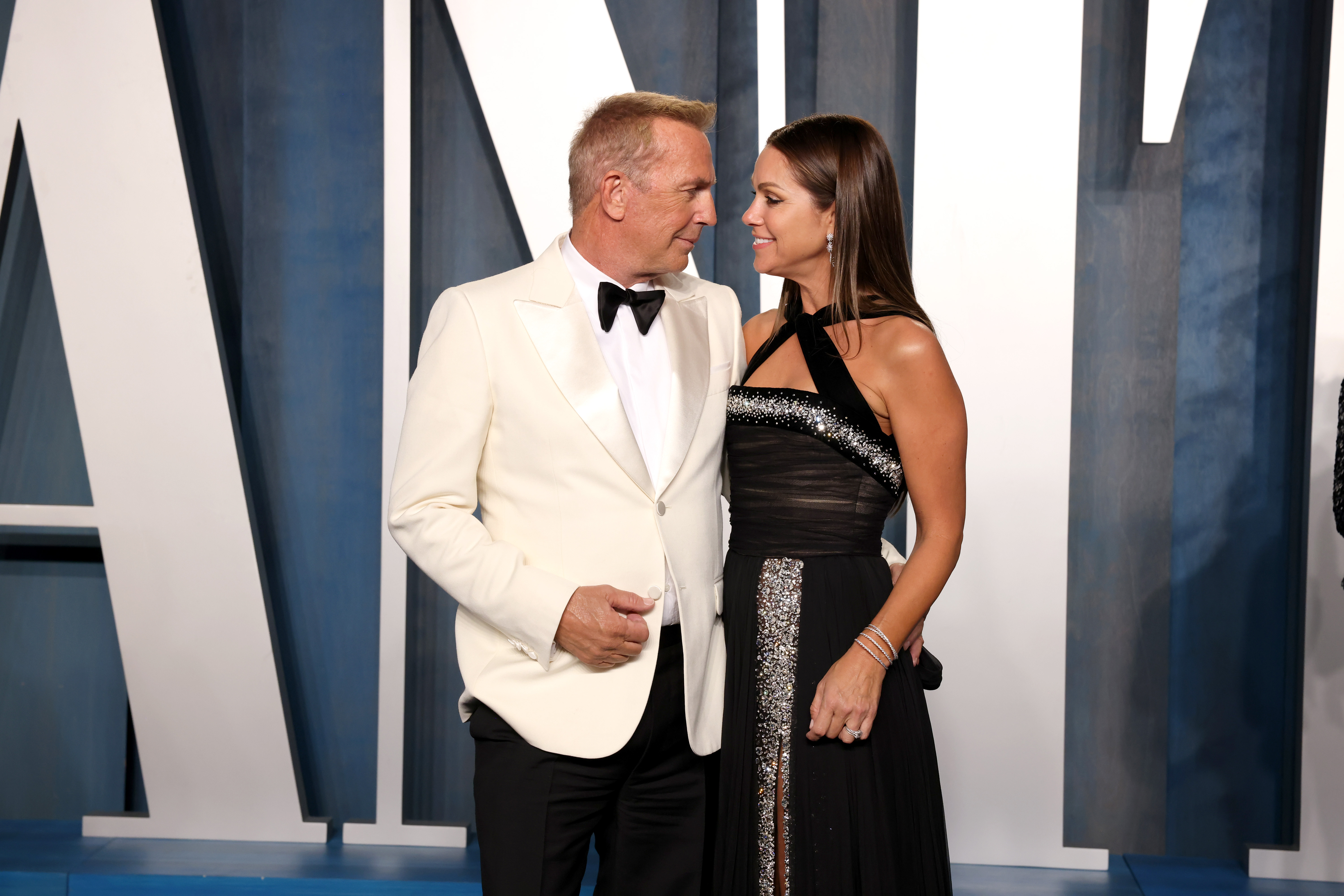 Kevin Costner and Christine Baumgartner at the 2022 Vanity Fair Oscar Party in Beverly Hills | Source: Getty Images