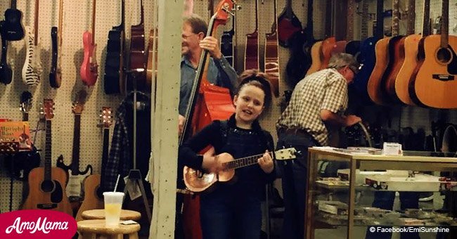 Girl wows customers with her surprise performance of iconic country song