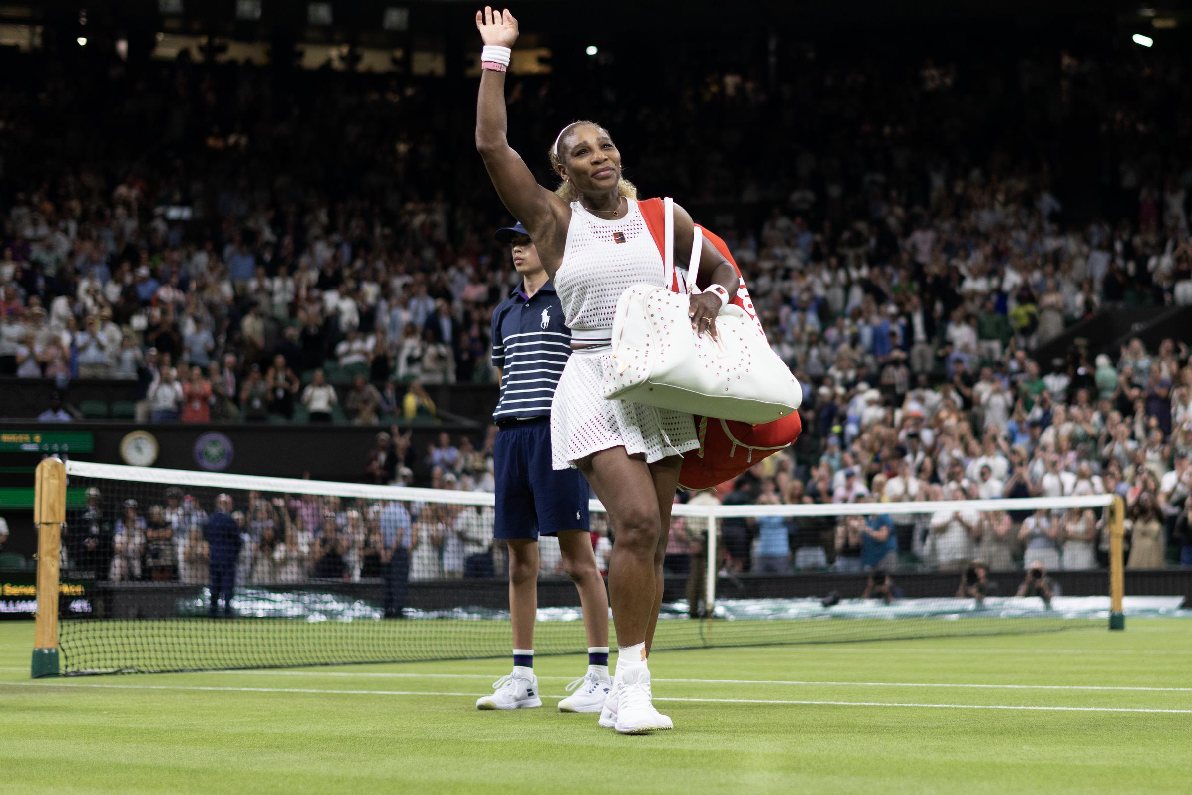 Even after losing, Serena Williams looked amazing as she walked off the court. | Source: Getty Images