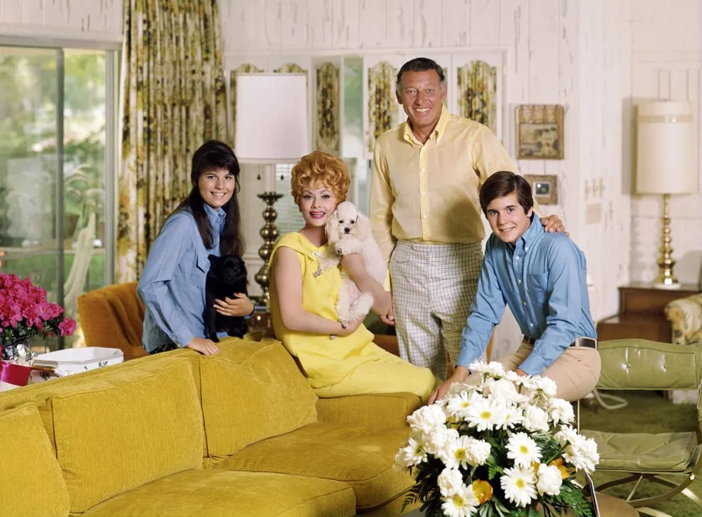 Portrait de Lucille Ball et de sa famille. De gauche à droite, Lucie Arnaz, Lucille Ball, Gary Morton, Desi Arnaz, Jr. | Photo : Getty Images