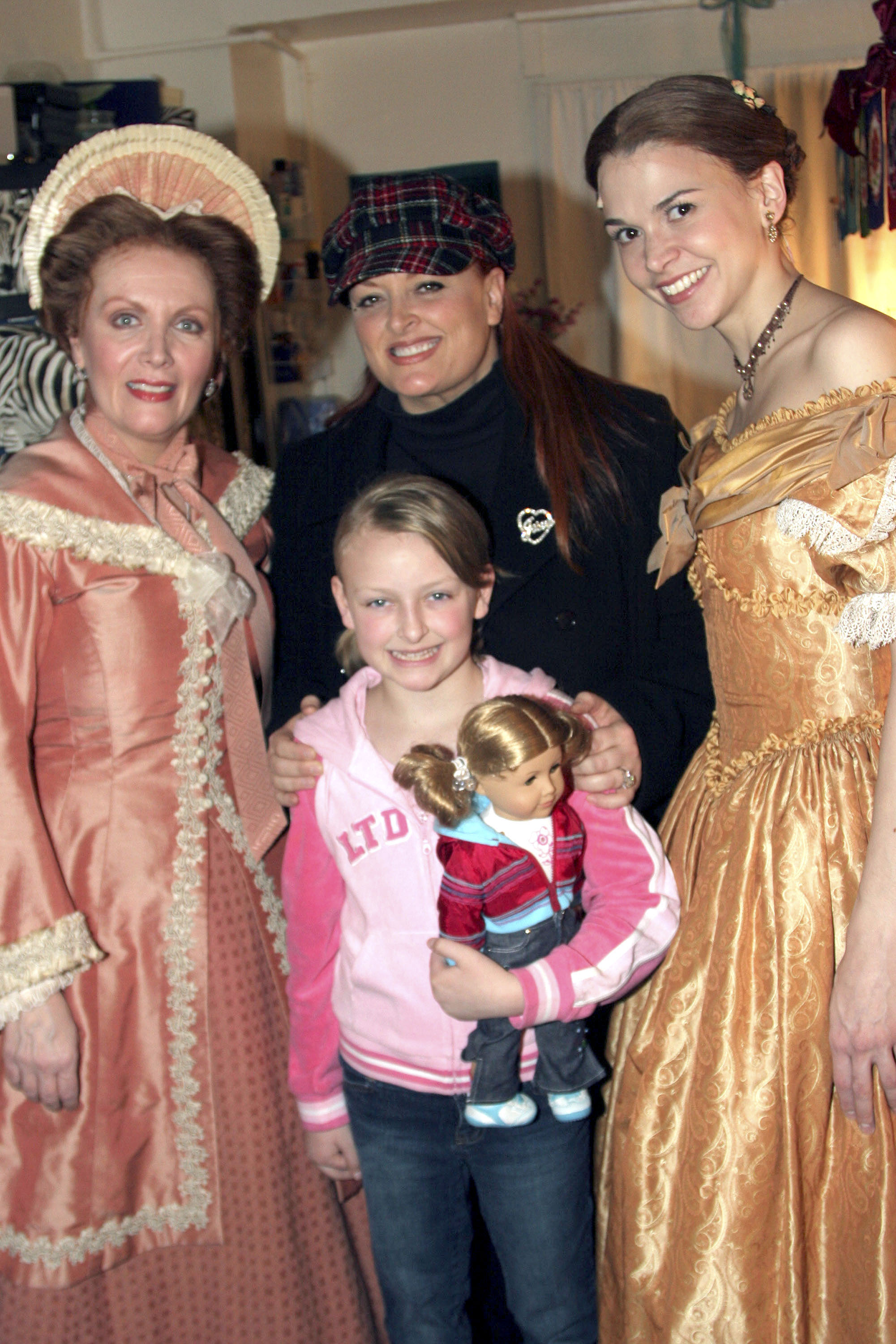 Grace Kelley poses with her mother Wynonna Judd backstage at "Little Women" on Broadway, March 23, 2005 | Source: Getty Images